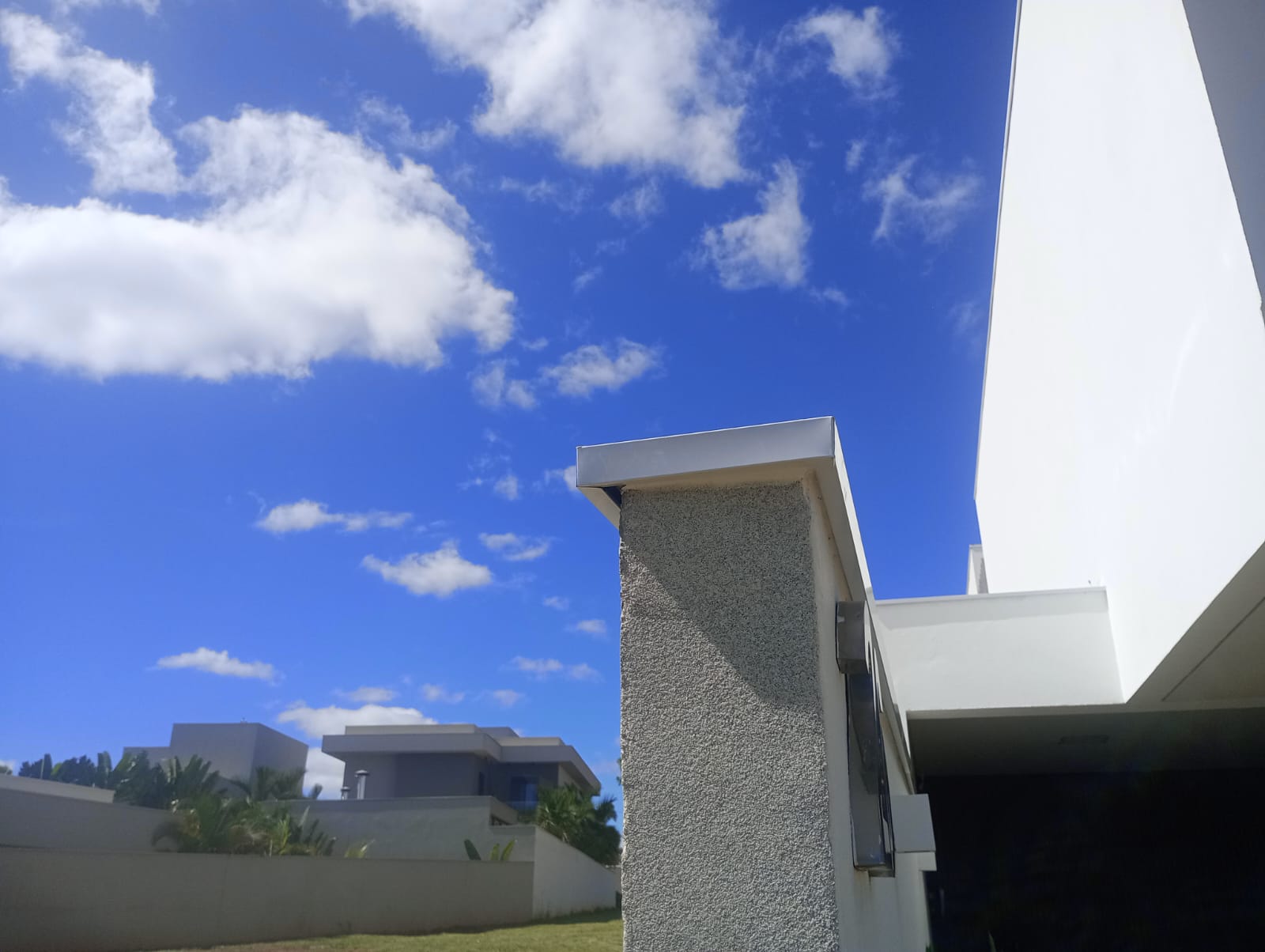 Acabamento de calha branca em residência no Jardim Sul