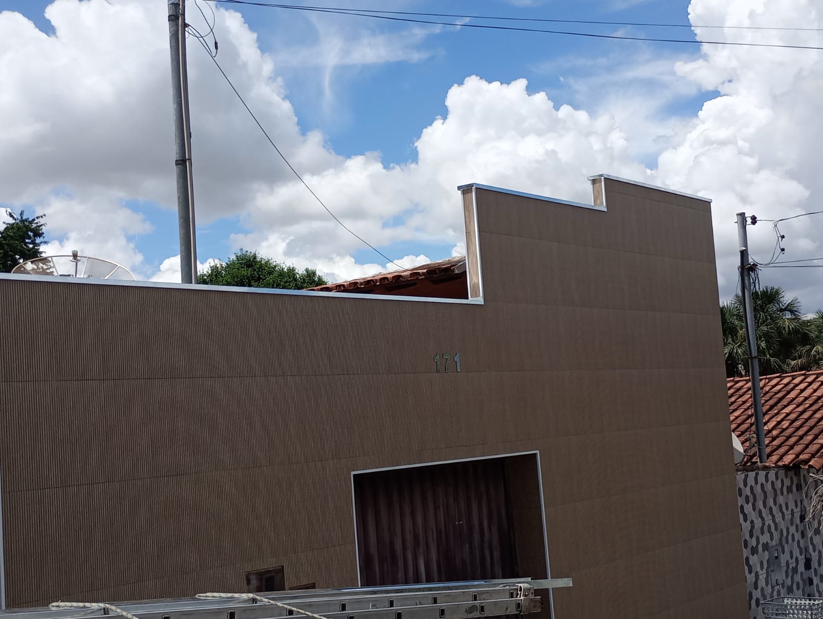 Acabamento de calha em residência no Morada da Colina